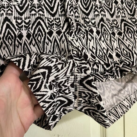 American Eagle Womens Black White Aztec Trobal Print Stretch Midi Shorts Size 6 - Picture 7 of 8